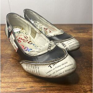 TMA Women’s Newsprint Leather Wedge Loafers Size 8 / 39 Retro Art Shoe
